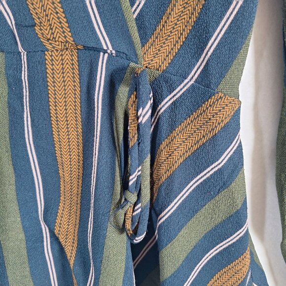 Monteau cold shoulder striped shirt size medium - Picture 6 of 7